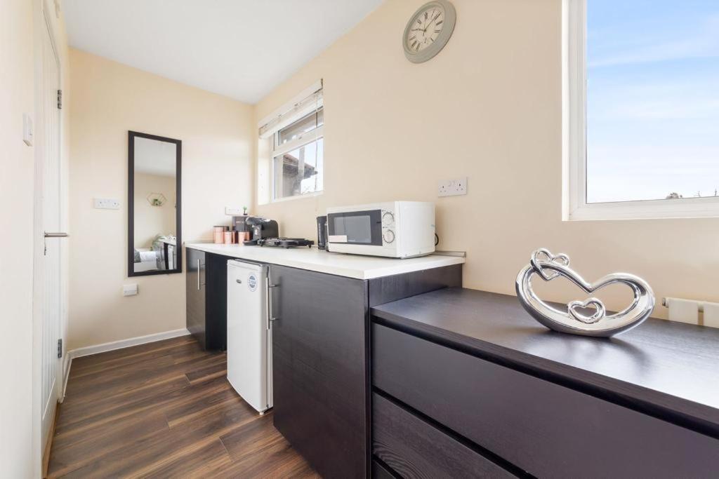 Isleworth Suites - Tw7 Екстер'єр фото