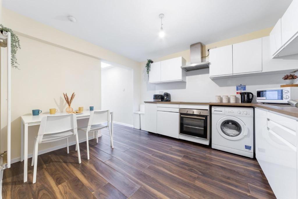 Isleworth Suites - Tw7 Екстер'єр фото