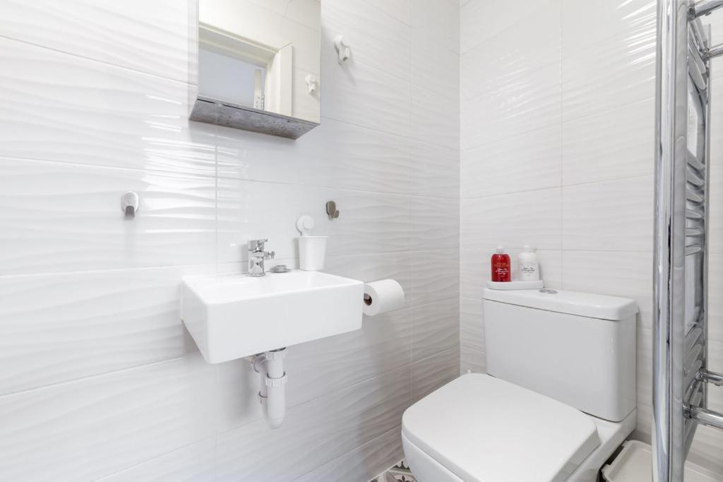 Isleworth Suites - Tw7 Екстер'єр фото