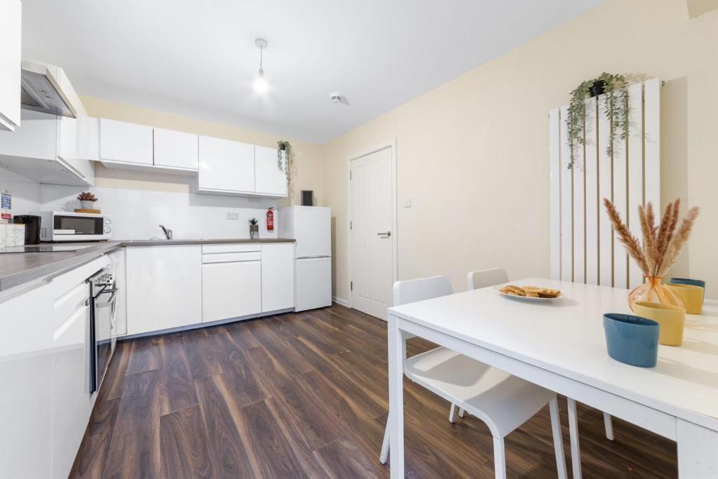 Isleworth Suites - Tw7 Екстер'єр фото