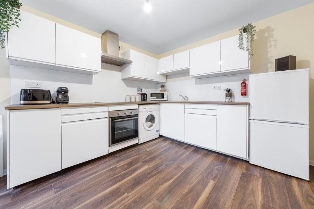 Isleworth Suites - Tw7 Екстер'єр фото