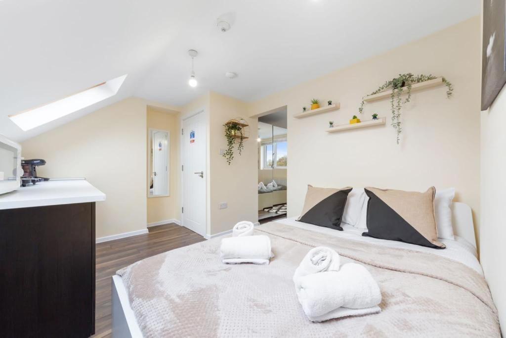 Isleworth Suites - Tw7 Екстер'єр фото